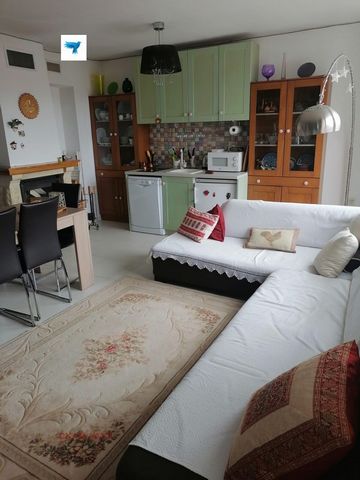 Sky Lark Agency presenta a la venta un apartamento amueblado de un dormitorio en el centro de Velingrad. El apartamento se encuentra en la tercera planta de un edificio de cuatro plantas y consta de un pasillo, una gran cocina con salón, un dormitori...