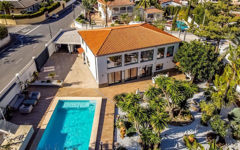 Villa te koop in El Albir, Costa Blanca, Spanje Dit is een vrijstaand huis verdeeld in een hoofdwoning en een gastenappartement. Het heeft een prachtige tuin met allerlei fruitbomen, buitenbarbecue, privézwembad met terras en ruime parkeergelegenheid...