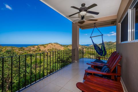 Perché sur les collines au-dessus de Bahia Piratas se trouve le condo Azul Pacifico. Ce condo de 2 chambres et 2 salles de bain a inspiré un nom qui signifie « Blue Pacific » en raison des vues incroyables depuis ses fenêtres et ses balcons. Penchez-...