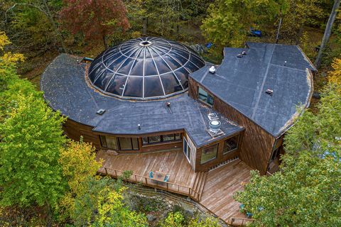 Come experience not only an extraordinarily designed residence, additionally enjoy a home set atop quite possibly one of the highest viewpoints in Chappaqua. Commissioned by the Mechner family in 1969, architect John Koster worked closely with presen...