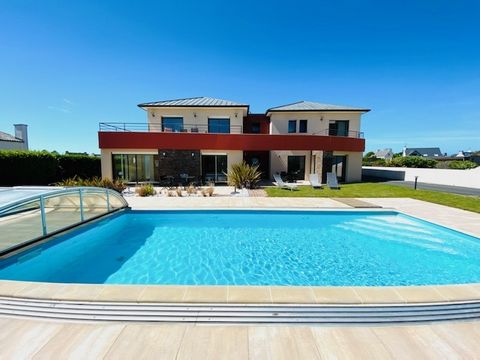 Exceptional!!! Real estate complex with swimming pool facing south near the well-known Dossen beach that you can reach on foot or by bike. Ideal for a rental investment or for a family purchase, this villa with beautiful volumes will seduce you throu...