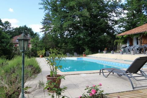 House of 165 m2 of living space, located in Verneuil sur Vienne on a complete semi-underground basement. On the ground floor, it consists of an entrance hall, a fitted kitchen, a living room, a dining room both opening onto a sheltered terrace and th...