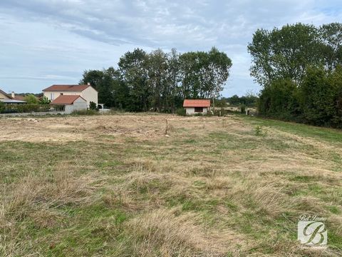 5 minutes from Chalamont, in a beautiful quiet environment, beautiful serviced land of 1717m2 of which only part is constructible. Small subdivision of 5 lots. Free builder. 179000€ agency fees included. Fees charged to the seller. Another plot of la...