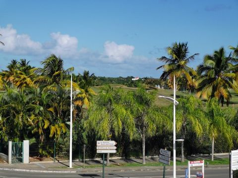 In the center of Saint François, this bright and ventilated T3 apartment of 63m2 located on the 2nd and last floor, offers a beautiful view of the golf course. The apartment consists of an open-plan kitchen, a living room, two air-conditioned bedroom...