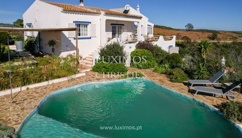 This fantastic 3+1-bedroom villa , completely isolated in the Serra of Tavira, perfectly combines its spectacular sea and mountain views with traditional Algarvian features. Benefiting from the unevenness of the land and reflecting on the possibiliti...