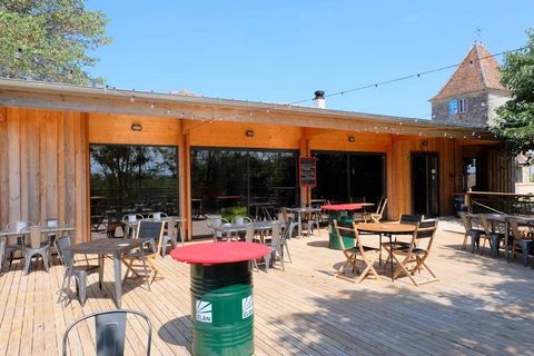 Amazing opportunity to take over an established year round restaurant and tourism business set in 10 hectares of pretty Lot et Garonne countryside. Not far from the 9 hole golf course of Golf Barthe. The property has six different size gites and prim...
