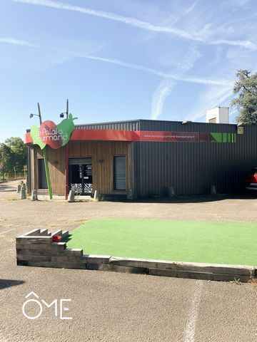Ôme Immobilier presents this commercial space of 390m2. It is located on the main axis of Biars-sur-Cere. The premises include 300 m2 of sales area and 190 m2 of reserves. It benefits from a sectional door and an adjoining private parking. The room a...