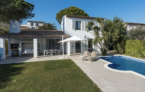 Very beautiful villa in the prestigious area of Hauts de Vaugrenier on the Cote d'Azur, secure and guarded with tennis courts, Olympic swimming pool, shops, schools and sports lessons inside the residence. The house consists of a living room, a dinin...