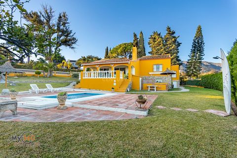 Charming single level villa with 270 m2 built on a 2,000 m2 plot, in a natural environment, but well connected with easy access to the highway to the airport, Malaga and in the other way to Marbella. Located within a short drive distance to the city ...