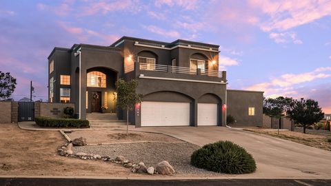 Innamorati di questa impressionante casa personalizzata nel desiderabile North Albuquerque Acres. Questa casa aggiornata si trova in un angolo vicolo cieco e offre una splendida vista sulle montagne e sulla città. La casa dispone di cinque camere da ...