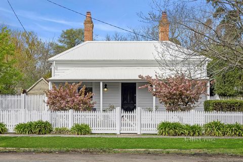 Alrededor de 1885, esta hermosa casa de campo victoriana llena de carácter ofrece la combinación perfecta de características originales y comodidad moderna, idealmente ubicada en el corazón de Woodend, a solo una cuadra de las tiendas, restaurantes y...