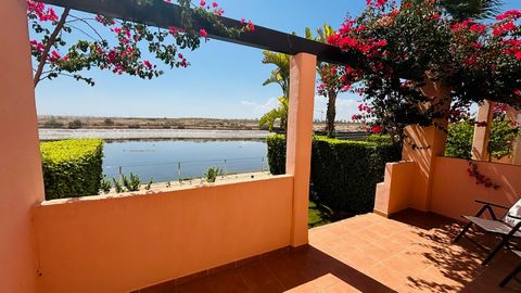 Ontdek je perfecte thuis in het hart van Alhama de Murcia, binnen het Condado de Alhama Golf Resort. ~~Dit prachtig ingerichte appartement beslaat een royale 57 vierkante meter en biedt twee ruime tweepersoonsslaapkamers samen met een goed ontworpen ...