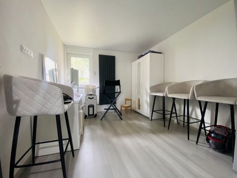 Geräumiges Luxus-Apartment im Stadtzentrum von Morteau, in der Nähe aller Annehmlichkeiten und nur wenige Minuten von der Schweizer Grenze entfernt. Es befindet sich im 2. und letzten Stock einer kleinen Eigentumswohnung mit 7 Grundstücken. Diese 137...