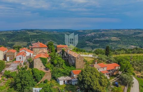 Location: Istarska županija, Buje, Momjan. Istria, Momjan area A complex of autochthonous Istrian houses for adaptation in a quiet location near Momjan is for sale. It is a large complex of several autochthonous Istrian houses with a spacious garden....