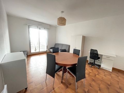 EN EXCLUSIVITÉ, Secteur gare, Venez découvir ce studio proche à 2 pas du centre-ville, dans une petite copropriété de 9 logements, situé au 3ème étage avec ascenseur, d'une superficie habitable de 32.30 m2, il se compose : Un hall d'entrée avec placa...