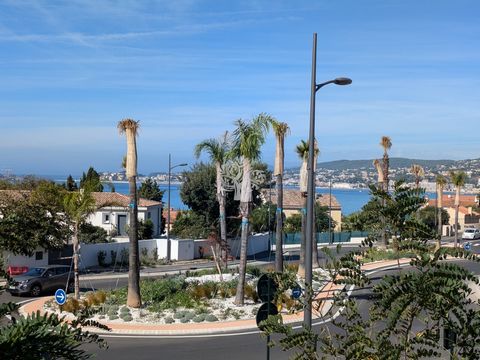 Sanary-sur-Mer / limite Bandol, proche de la plage de la Gorguette. Maison à rénover d'environ 160 m2 habitables + garage et atelier de 42 m2 et combles sur une parcelle de 450 m2. Divisée en 2 plateaux, cette maison peut être divisée en 2 appartemen...