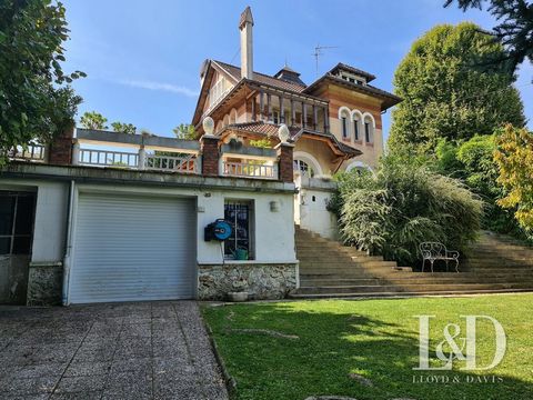 En una parcela de 1.119 m², totalmente cerrada por muros, se encuentra una elegante residencia de carácter, construida en 1929. Esta residencia, que se ha beneficiado de ampliaciones y renovaciones conservando sus materiales originales, como suelos d...