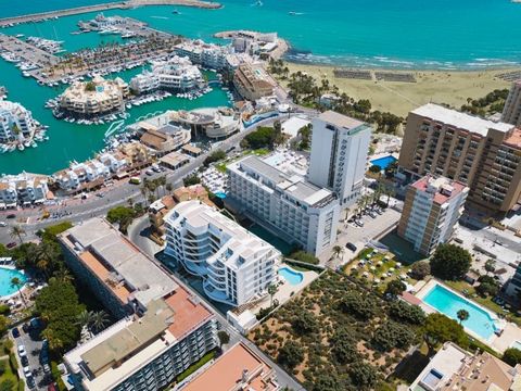 Een gloednieuw woongebouw, ideaal gelegen naast de pittoreske jachthaven van Benalmadena, met handige toegang tot het strand op slechts 5 minuten lopen. Het woongebouw bestaat uit een selectie van 33 eigentijdse appartementen, met een, twee of drie s...