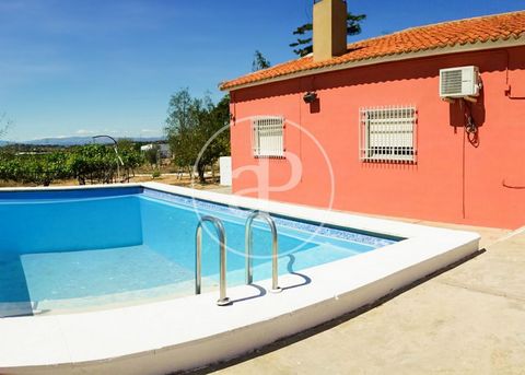 CASA URBANA CON UNA HECTAREA PARA USO AGRiCOLA Haus von 225 m2 Im Großraum von San Antonio de Benageber. Die Immobilie hat 3 Zimmer, 2 Bäder, Pool und Parkplatz. Ref. VV2402006 Features: - SwimmingPool