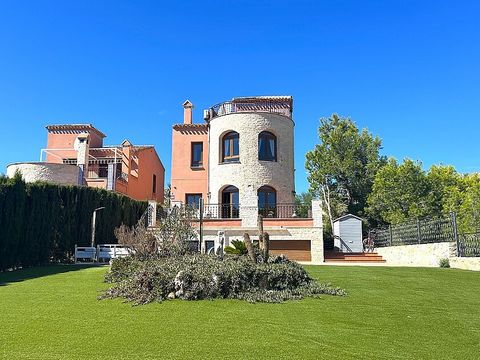 Freistehende Villa mit 4 Schlafzimmern in San Miguel de Salinas. Luxusvilla mit toller Aussicht zwischen Villamartín und San Miguel. Dieses vierstöckige Haus verfügt über ein Haus auf vier Etagen mit 4 Schlafzimmern und 4 Badezimmern. Im Erdgeschoss ...