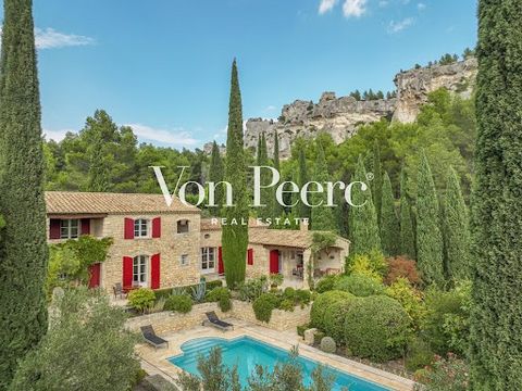 Nichée au cœur des Alpilles, aux Baux-de-Provence, cette magnifique maison de caractère est imprégnée d'authenticité. Située sur un vaste terrain de plus de 1,5 hectares, cette propriété offre une intimité totale, sans aucun vis-à-vis, et une vue pan...