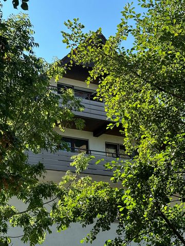 Wunderschöne Wohnung mit großem, hellem Wohnzimmer und XL-Balkon direkt an der Glotter. Nahe Freiburg und doch mitten in der Natur am Fuße des Schwarzwaldes. Nur wenige Minuten von Einkaufsmöglichkeiten, Restaurants, Cafés und einem Spielplatz entfer...