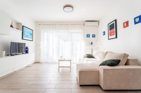 On the very border of Seget and Trogir, there is an excellent one-room apartment with a fenced terrace, available for long-term rent. It is located on the ground floor of a newer building with a swimming pool.It consists of a hallway, bathroom, one b...