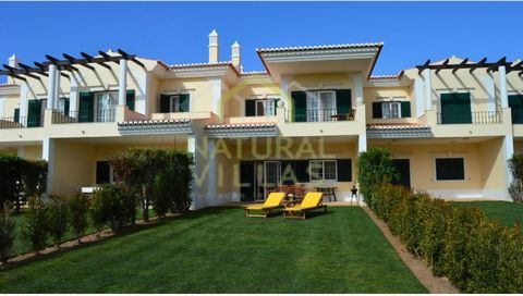 Stadthaus T3 in einer Wohnanlage in Quinta do Lago - Pinheiros Altos an der Algarve. Diese fantastische Villa besteht aus zwei (2) Etagen über dem Schwellenniveau - R / C und 1. Stock. Da es sich in ausgezeichnetem Zustand befindet, bietet es viel na...