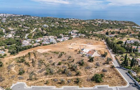 This plot, located in a brand new urbanization, is new on the market. This brand new urbanization, just completed with all infrastructures in place, provides a selection of 4 plots. The plot has 2100m2, and allows for construction of a villa with two...