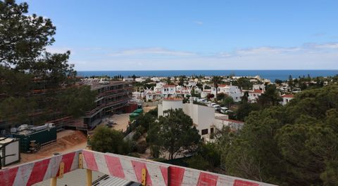 Das Hotel liegt auf der obersten Etage eines Luxus-Resort, mit 360º Blick. Diese Villa hat eine Gesamtfläche von 370 m2, und ist 4-Schlafzimmer-Wohnung mit 216m2 der Innenbereich, eine Wrap-around-Terrasse mit 76m2 sowie eine erstaunliche Dachterrass...