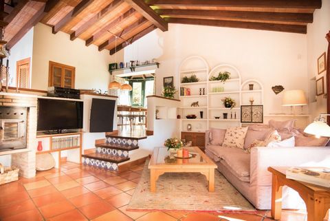 Charming property in Bel Air Estepona East with plenty of potential This 333 sqm home sits on a spacious 1463 sqm plot offering ample room for renovation and customization Perfect for those looking to create their dream home in a desirable location i...