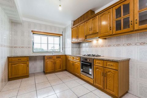 Excelente apartamento tipo T3, perto do centro da cidade e de comércio e serviços. Existe a possibilidade de fazer duplex. Cozinha equipada com placa, forno, exaustor e esquentador; Lareira com recuperador de calor; Garagem individual para um carro. ...