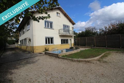 Pouilley Les Vignes, Idéalement situé, à proximité de Besançon, venez découvrir cette maison d'environ 240 M², un hangar ainsi qu'un terrain constructible, le tout édifié sur environ 1182 M². La maison est composée au rez de chaussée, d'une entrée, d...