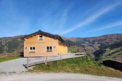 Bienvenue au Lipphütte, situé directement dans le domaine skiable de Rauriser Hochalmbahnen. Le télésiège biplace Kreuzboden et la piste de luge passent devant le refuge. Le refuge est accessible en voiture en été et en ski ou en luge en hiver. La vu...