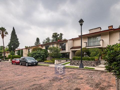 Casa en condominio de dos niveles, distribuida de la siguiente manera:.En la planta baja se encuentra el vestíbulo, guardarropa, cocina cerrada con un desayunador, sala-comedor amplia que se conecta con un área muy agradable, que esta da a un pequeño...