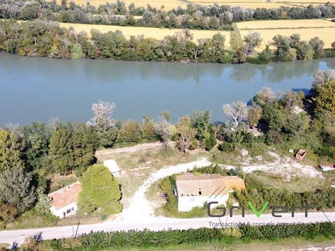 Die Agentur Grivert präsentiert diese schöne Immobilie zur Renovierung in der Camargue am Ufer der Rhône auf einem riesigen Grundstück von 9201m2, das sich auf drei separate Grundstücke verteilt. Das Anwesen besteht aus mehreren Gebäuden, einem Haupt...