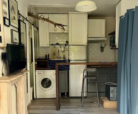 Au rez-de-chaussée donnant sur une petite cour clôturée, Une studette de 11.61m² avec séjour, cuisine ouverte, lit escamotable, salle de douche et vrais WC. Située dans une petite copropriété en retrait sur la rue de la Jonquière, elle jouit d'un env...