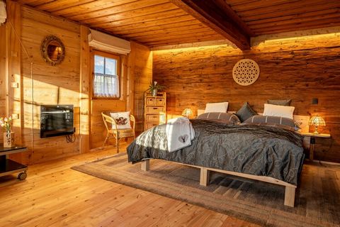 Deze boerderij van 300 m² is meer dan 200 jaar oud en is gerenoveerd tot een hoge standaard. Hier ontmoet oud nieuw en zijn er nog veel originele meubelstukken in huis. De slaapkamers zijn ca. 20-25m2 groot, zijn allemaal liefdevol ingericht en voorz...