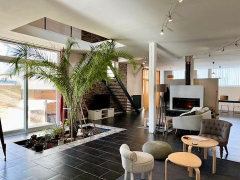 Idéalement situé, à quelques pas du coeur de ville de SOISSONS. A découvrir, ce loft de 280m2 marqué industriel et subtilement décoré, offrant des espaces de vie volumineux et chaleureux. Une très belle lumière baigne ce lieu. Il comprend entrée, gra...