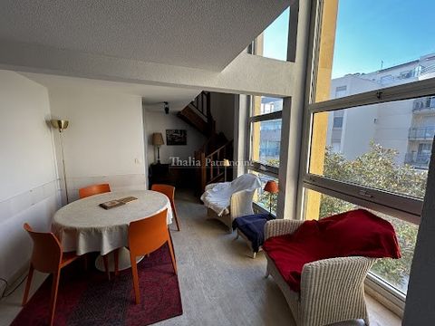 En centre ville, à 15 mn à pied de la magnifique calanque de Cron, appartement de type T3 en duplex de 78 m2. Il est agencé comme suit : Une entrée équipée d'un grand placard, un séjour lumineux, une cuisine, une chambre. A l'étage, une chambre, une ...