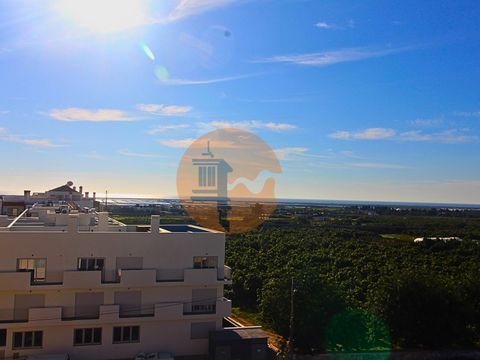 Dachgeschoss 3-Schlafzimmer-Wohnung in einer Siedlung mit modernen Linien und Meerblick nur wenige Minuten vom Stadtzentrum entfernt. Bestehend aus einer voll ausgestatteten Küche, Wohnzimmer mit Blick auf das Meer und die Berge, 3 Schlafzimmer, eine...