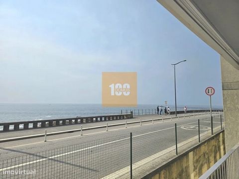 **Apartamento T3 Duplex para venda na Foz do Douro, com vista privilegiada de mar ** Exclusivo apartamento T3 duplex, transformado em T2 duplex e um estúdio T0, situado na primeira linha de mar, junto à Praia dos Ingleses, na prestigiada zona da Foz ...