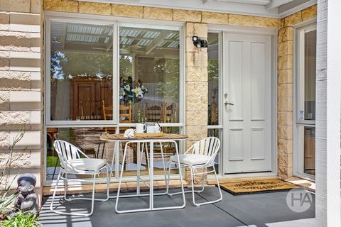 Magnifiquement située à la lisière tranquille de Flinders Village, cette maison captivante de 3 chambres avec un bureau allie charme et vie pratique. De son entrée accueillante et privée au bord de la piscine aux intérieurs ensoleillés et décloisonné...