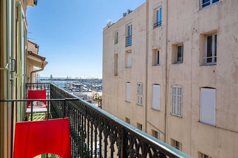 Ontsnap naar comfort in dit toevluchtsoord, ideaal gelegen in Cannes. Geniet van een gezellige kamer met een tweepersoonsbed, evenals moderne voorzieningen, waaronder een tv, airconditioning en een eigen badkamer. Ideaal om te ontspannen en te verken...