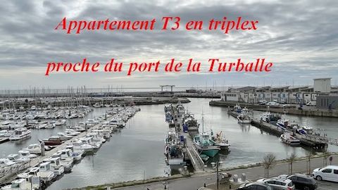 44420 - LA TURBALLE near the sea and shops. Eric PIRAUD offers you this pleasant and comfortable T3 triplex of about 80 m² with sea view, in excellent condition. It has a beautiful bright living room of about 37 m² with its open kitchen, 2 bedrooms, ...