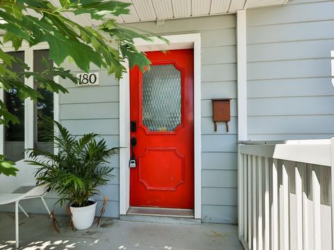 Coquette propriété située sur un COIN DE RUE, près des commodités et en plein coeur du village de Ste-Agathe-des-Monts. Elle est parfaite pour vous et votre famille! Elle vous offre : 4 chambres à coucher de bonnes dimensions dont une chambre princip...