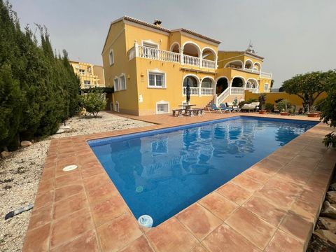 villa de 4 dormitorios con piscina privada en calpe a la venta en una tranquila zona residencial cercana al pueblo. son 2 viviendas independientes que se podr&iacutean comunicar si se deseara. la casa principal se distribuye en 2 plantas. en la plant...