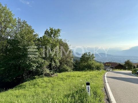 Views, tranquility and yet good access. The south-facing property with an area of 849 square meters is divided into the following dedications: - approx. 514sqm of building land with the BW dedication on a slope, partly wooded. - approx. 335sqm agricu...