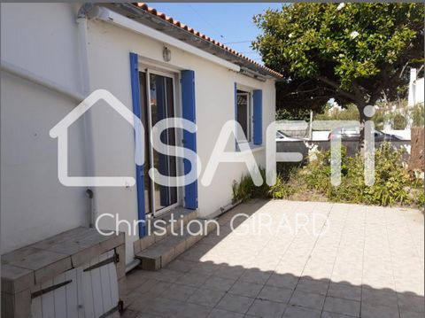 A la Guérinière, à quelques dizaines de pas de la plage et non loin du centre bourg, je vous présente cette maison de plain-pied L'habitation comprend un salon, une petite salle à manger, une cuisine indépendante aménagée et équipée, une grande salle...