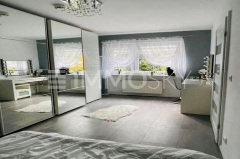 À venda está um charmoso apartamento de 3 quartos no coração de Maintal. O apartamento oferece tudo o que você precisa para uma vida confortável em aprox. 56 m². O apartamento foi amplamente modernizado e está em excelentes condições. A cozinha moder...